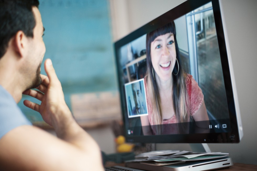 Video chat. Разговор по скайпу. Общение по видеосвязи. Общаются по видеосвязи. Человек перед камерой.